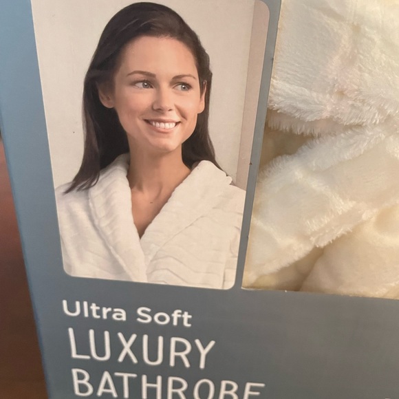 White Robe - Picture 2 of 4